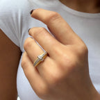 Ring mit Steinen an der Parierstange