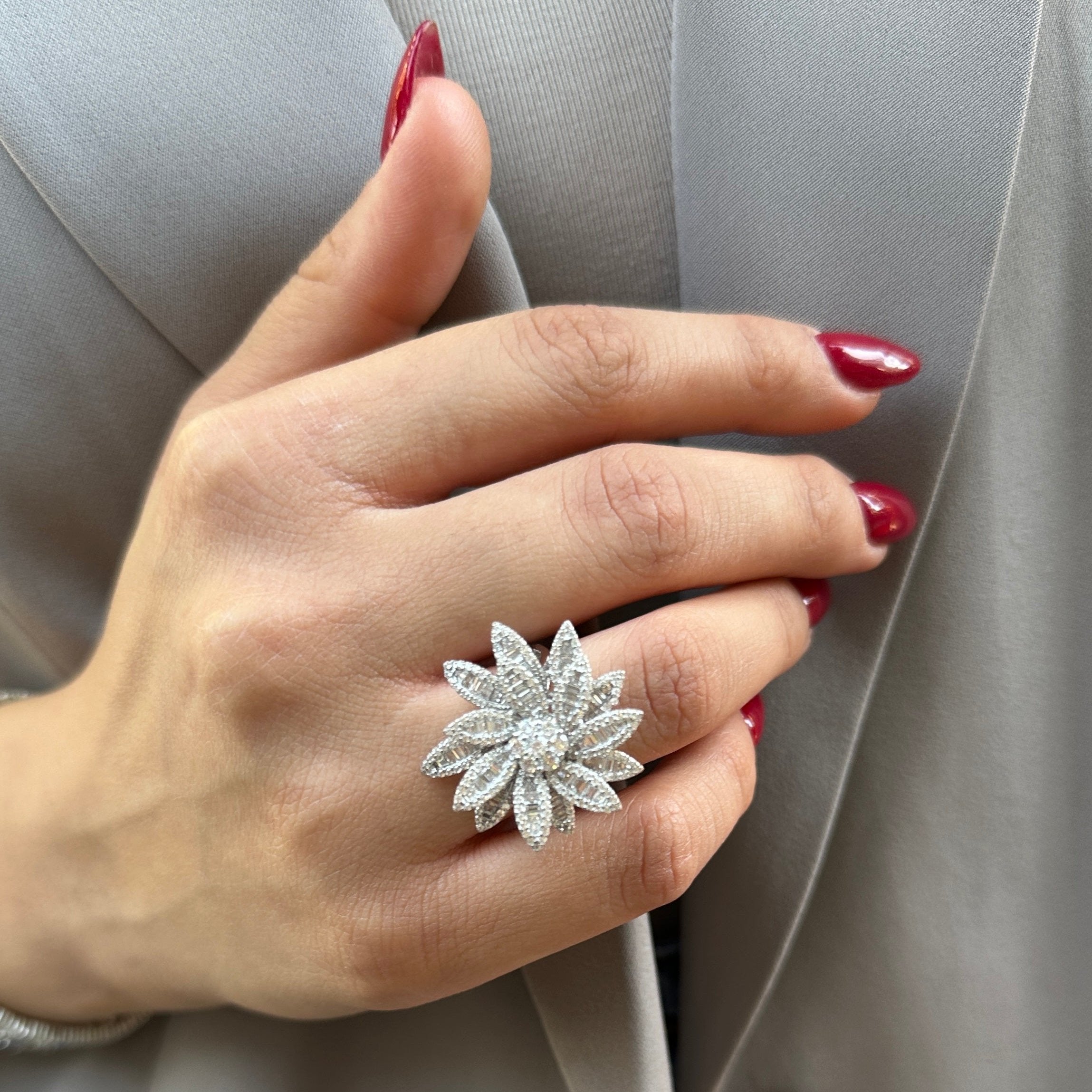 Baget Taşlı Çiçek Tasarım Yüzük