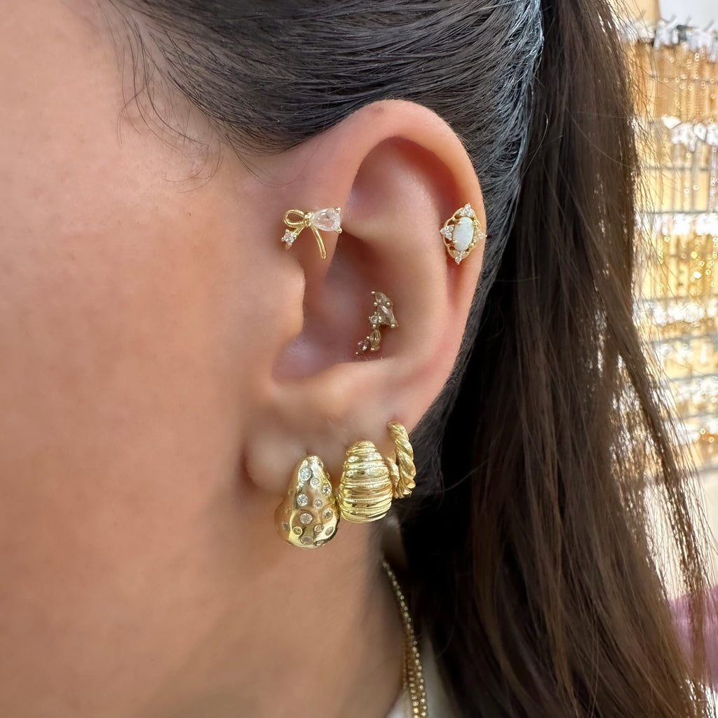 Tropfenförmiges Band-Piercing mit Steinen