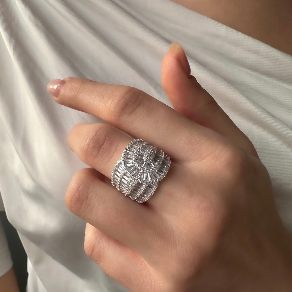 Geçişli Baget Taşlı Tasarım Yüzük