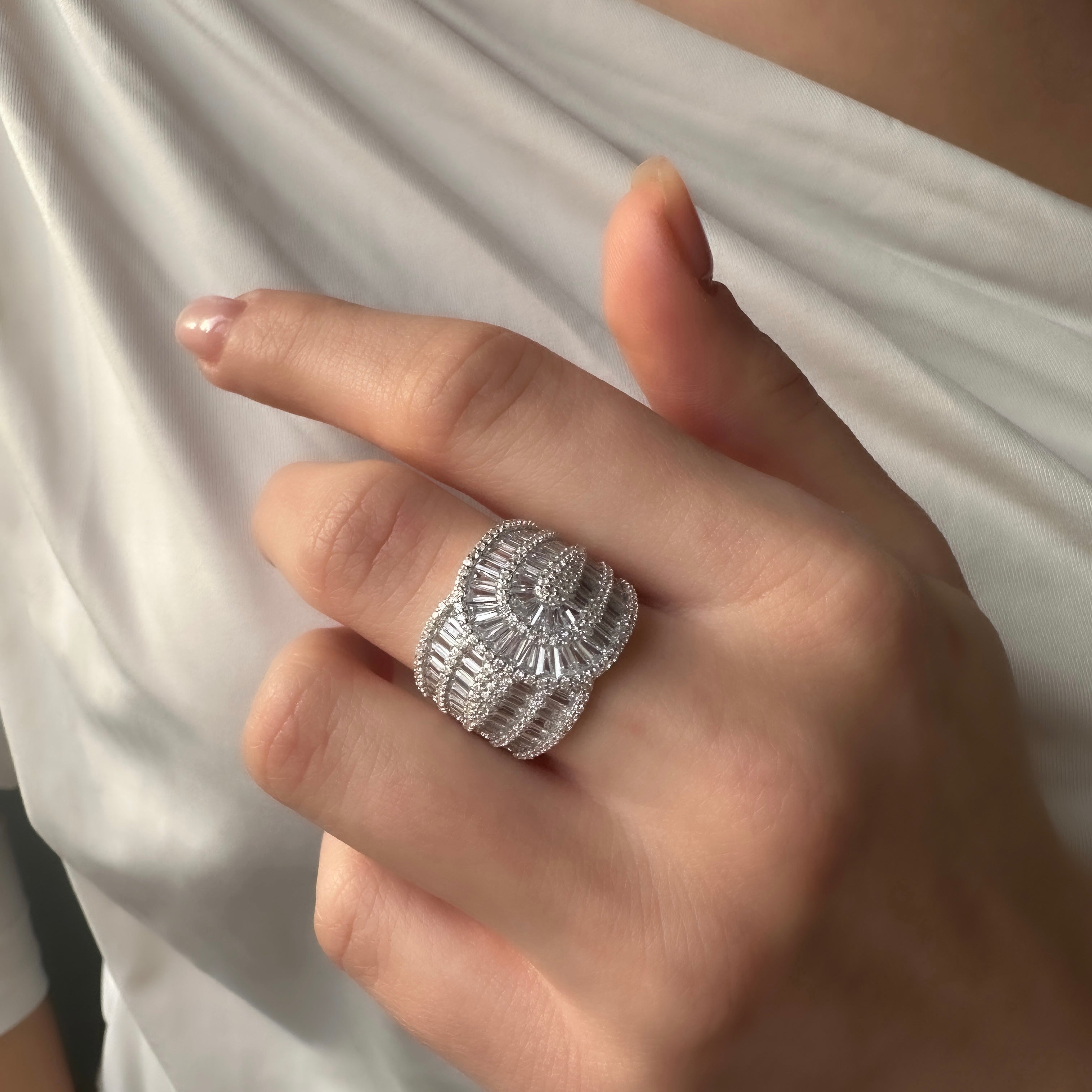 Geçişli Baget Taşlı Tasarım Yüzük