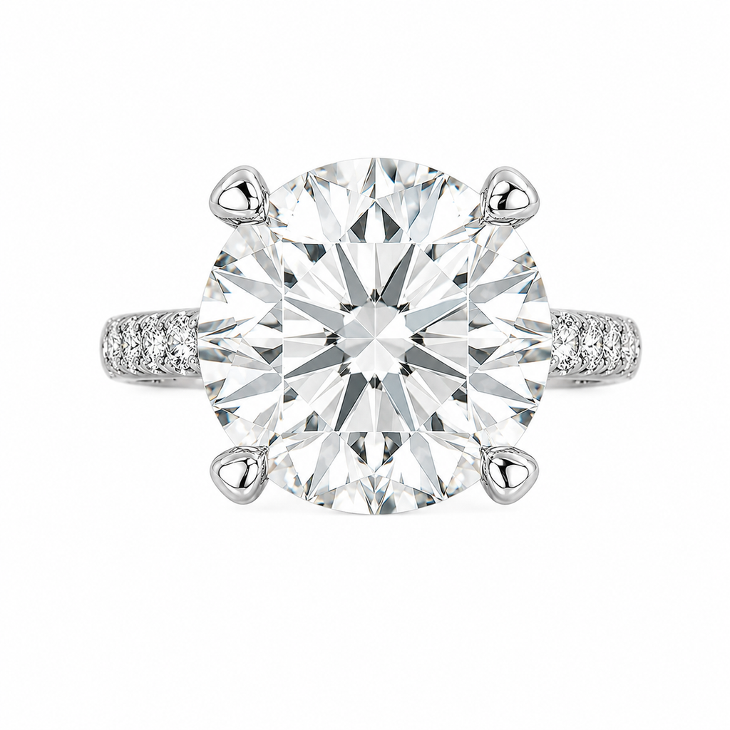 Sechs Karat G-Color Ring mit seitlichem Steinbesatz
