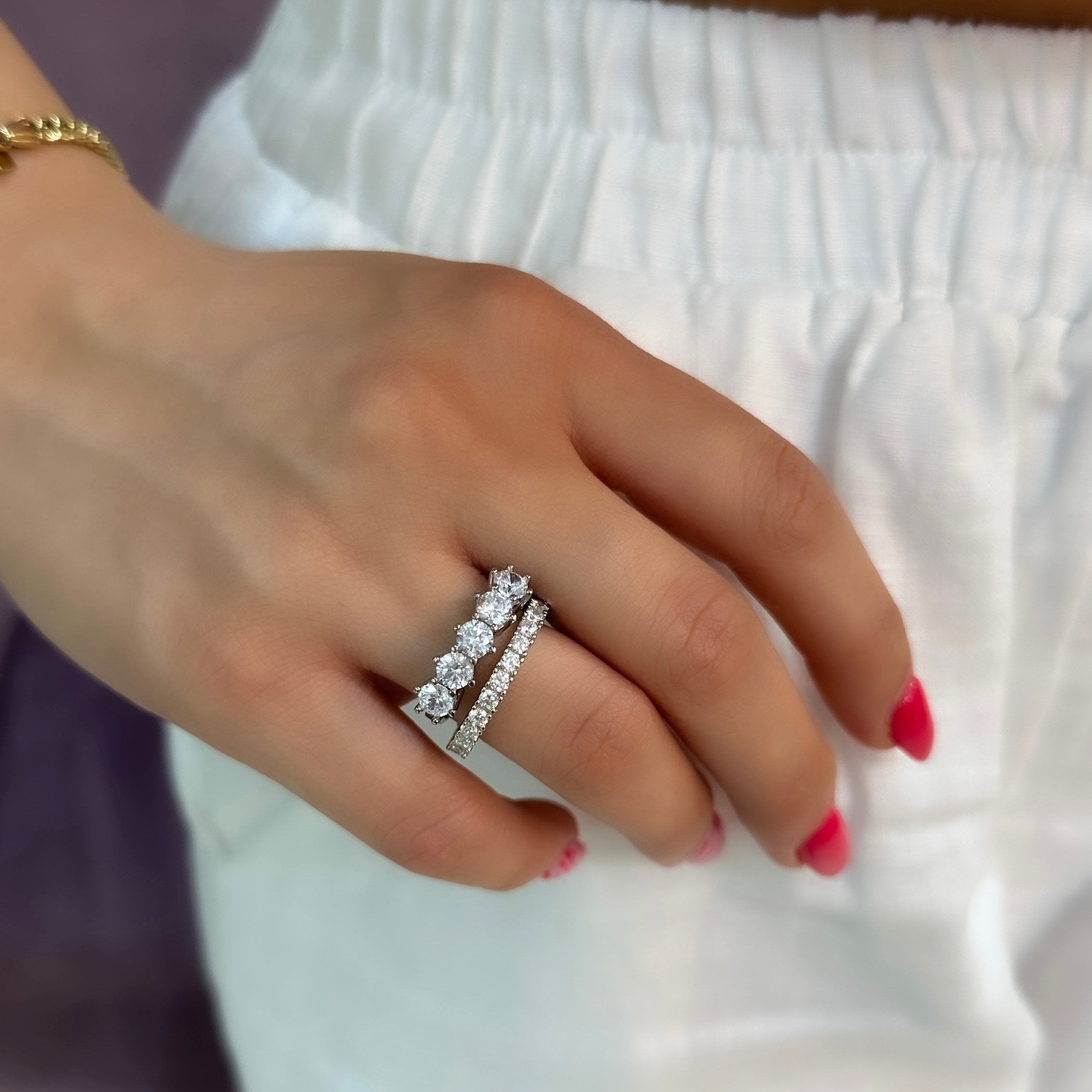 Sechszackiger Ring mit fünf Steinen