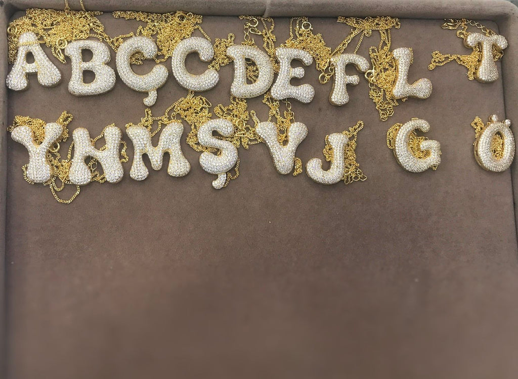 Halskette mit gesteinigten konvexen Buchstaben