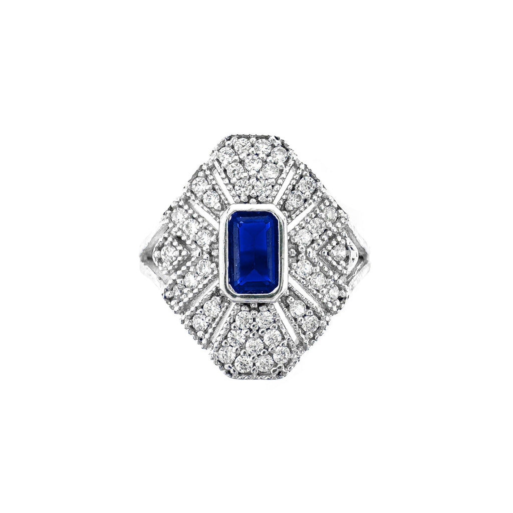 Ring mit farbigem Baguettestein in der Mitte