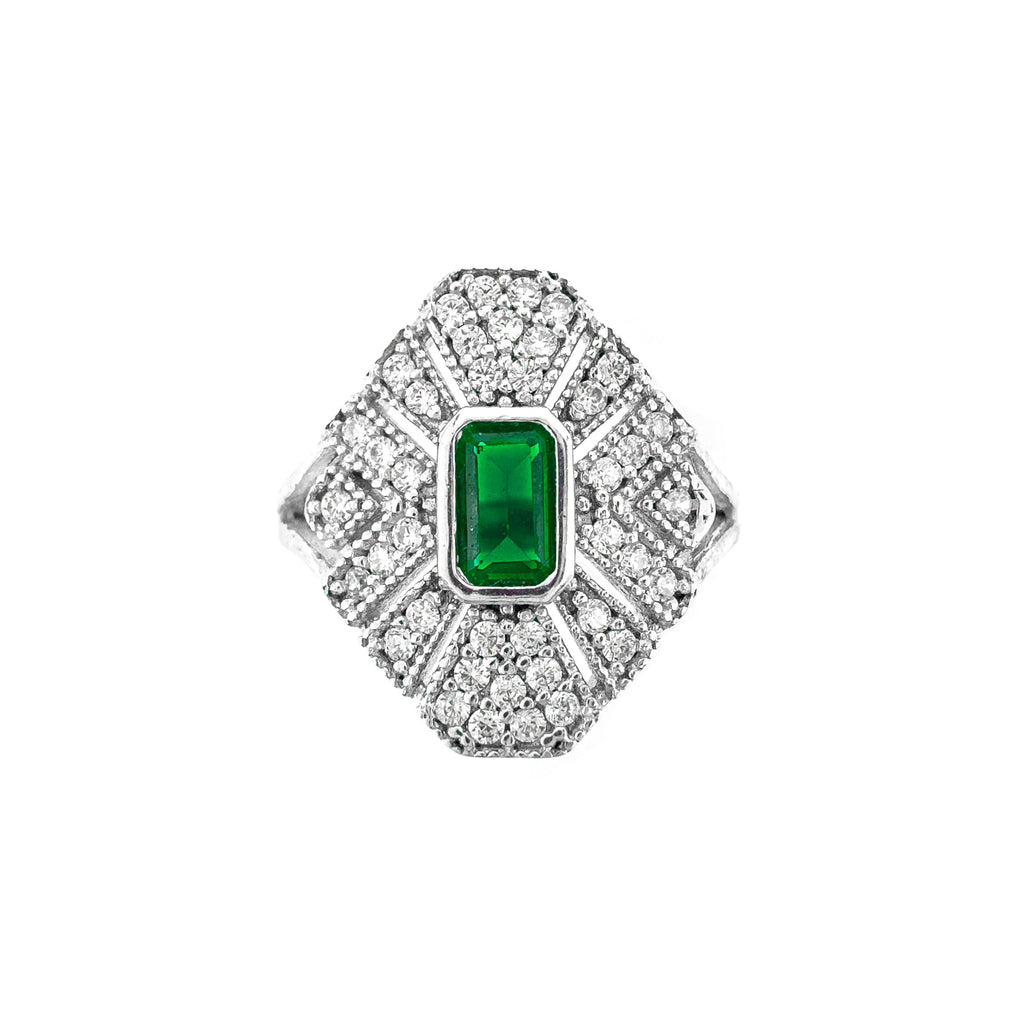 Ring mit farbigem Baguettestein in der Mitte