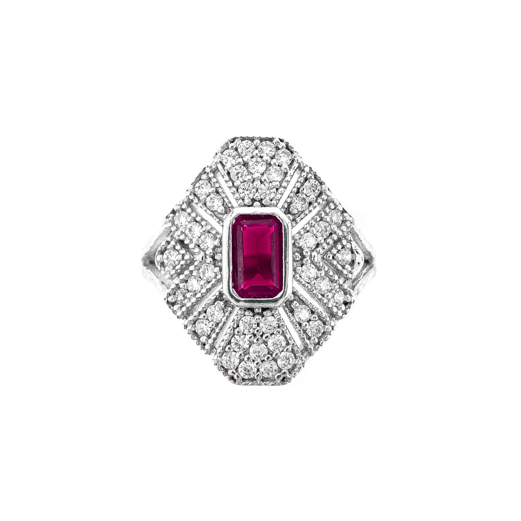 Ring mit farbigem Baguettestein in der Mitte