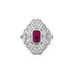 Ring mit farbigem Baguettestein in der Mitte