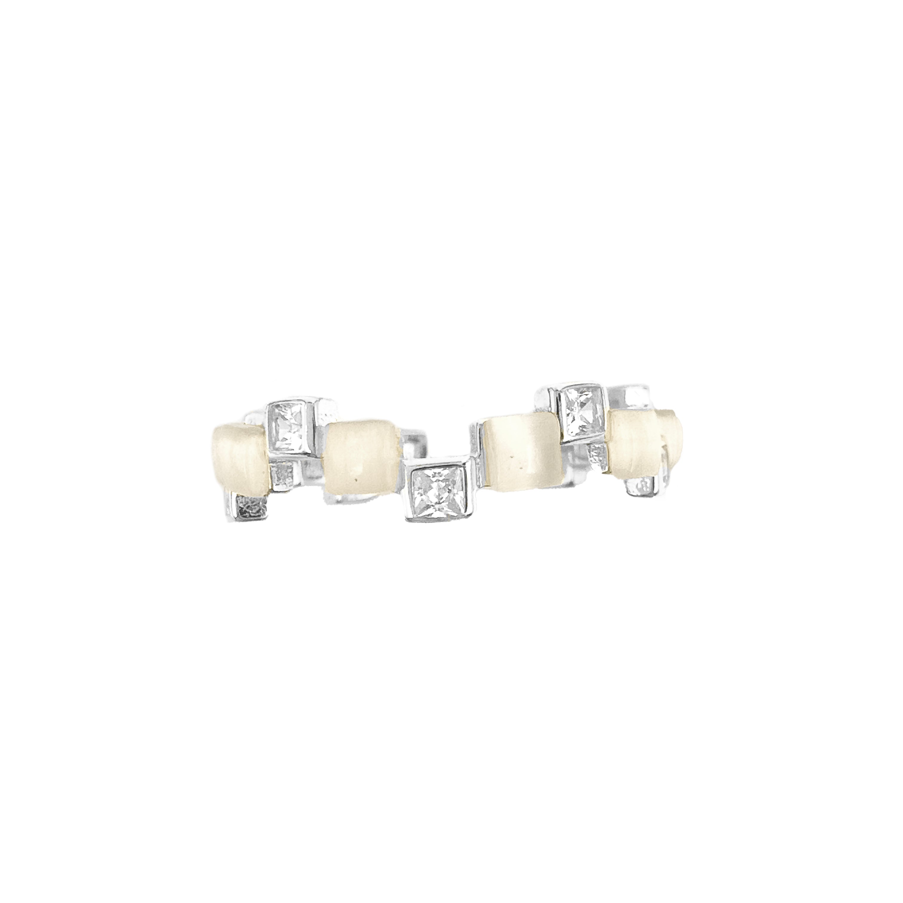 Perlmuttbesetzter geformter Ring