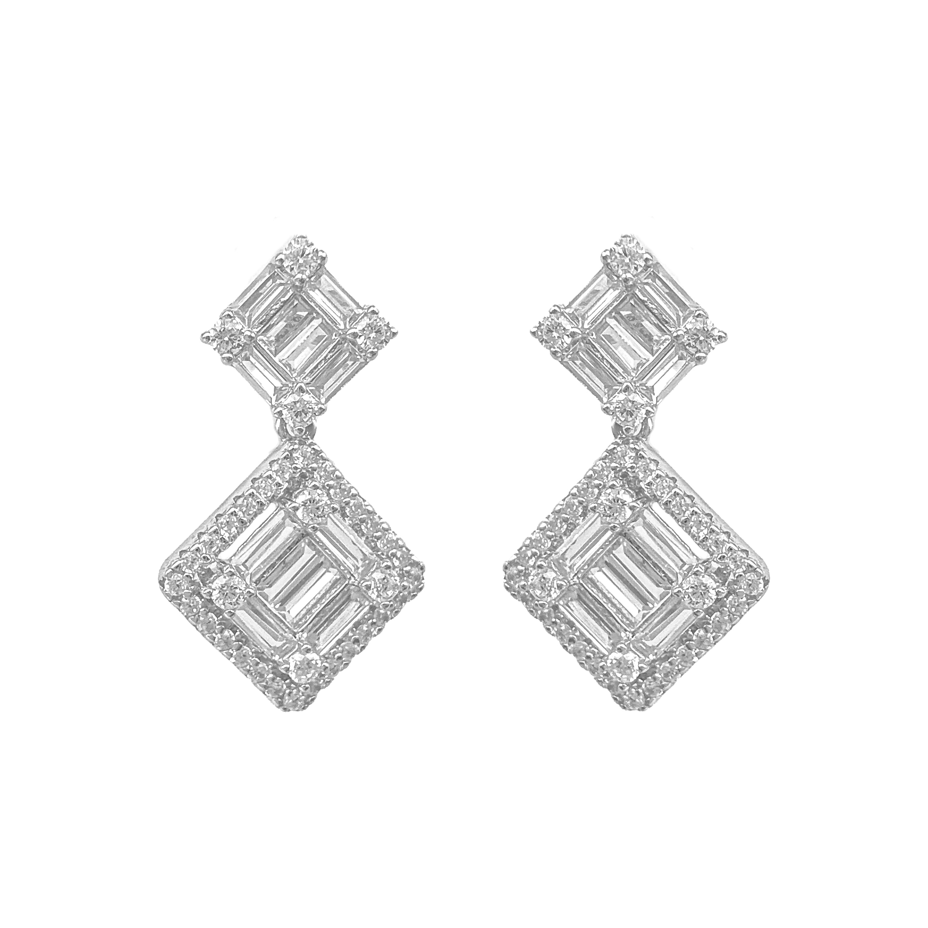 Baget Taşlı Kare Sallantılı Küpe