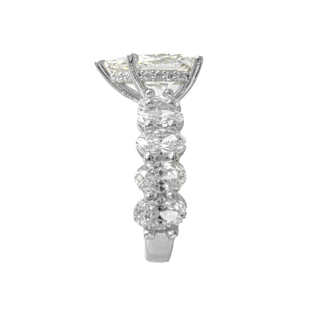 Ring mit ovalem Stein und Tropfenform, G-Color