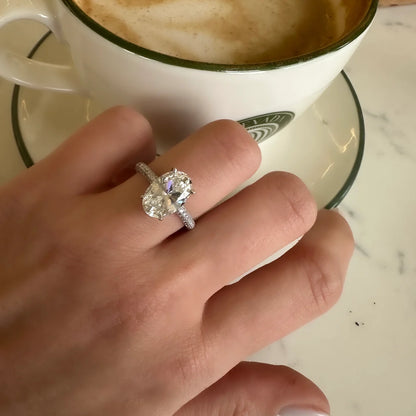 Oval Mozanit Yanları Taşları Yüzük