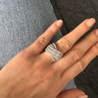 Ring mit Baguetteschliff und gekreuzten Details