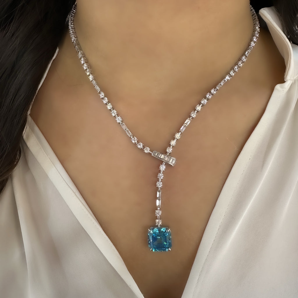 Quadratisches Modell, blau besetztes Collier