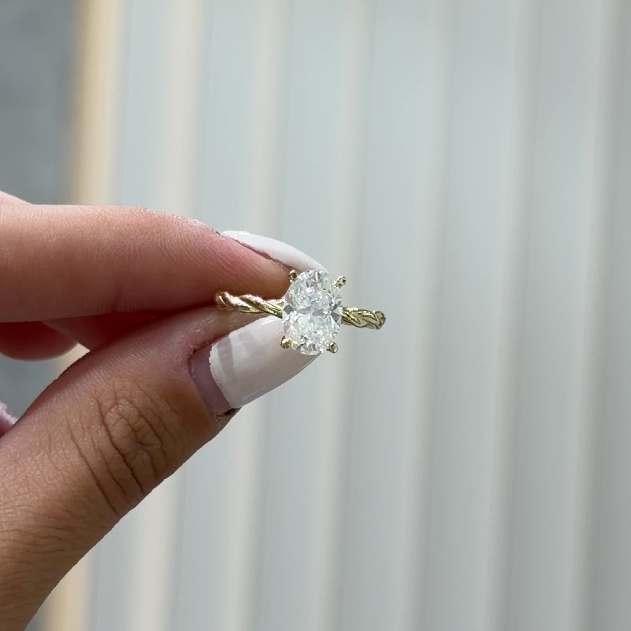 14K İki Karat Burgu Mozanit Oval Yüzük