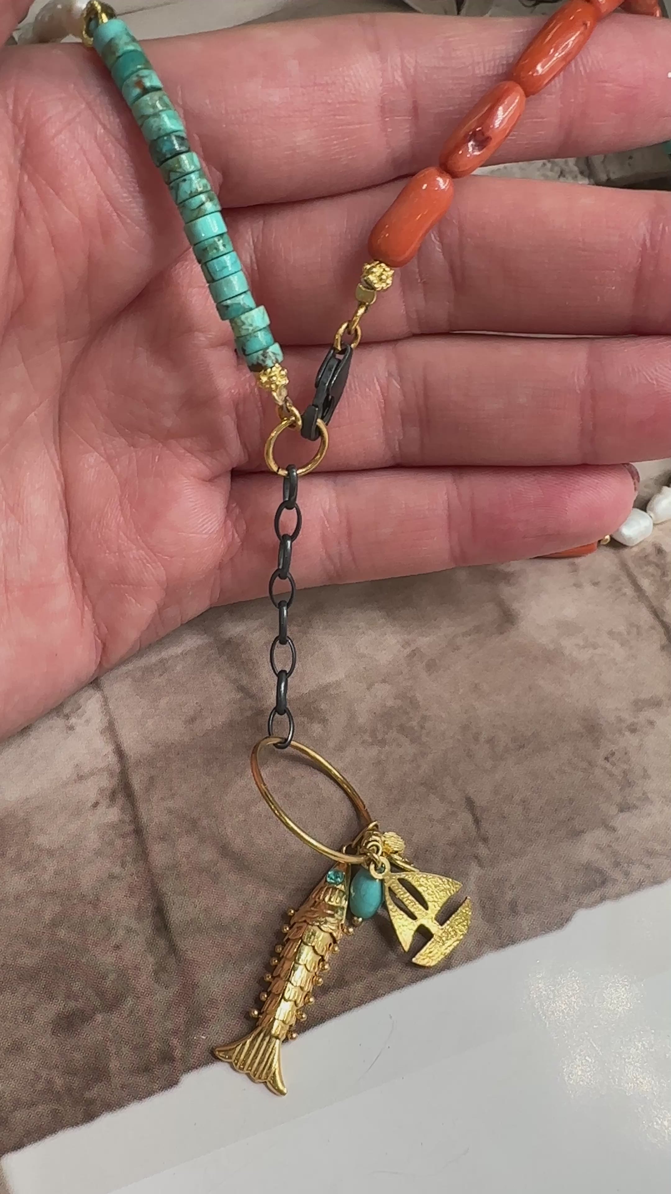 Renkli Taş İncili Balık Sallantılı Kolye