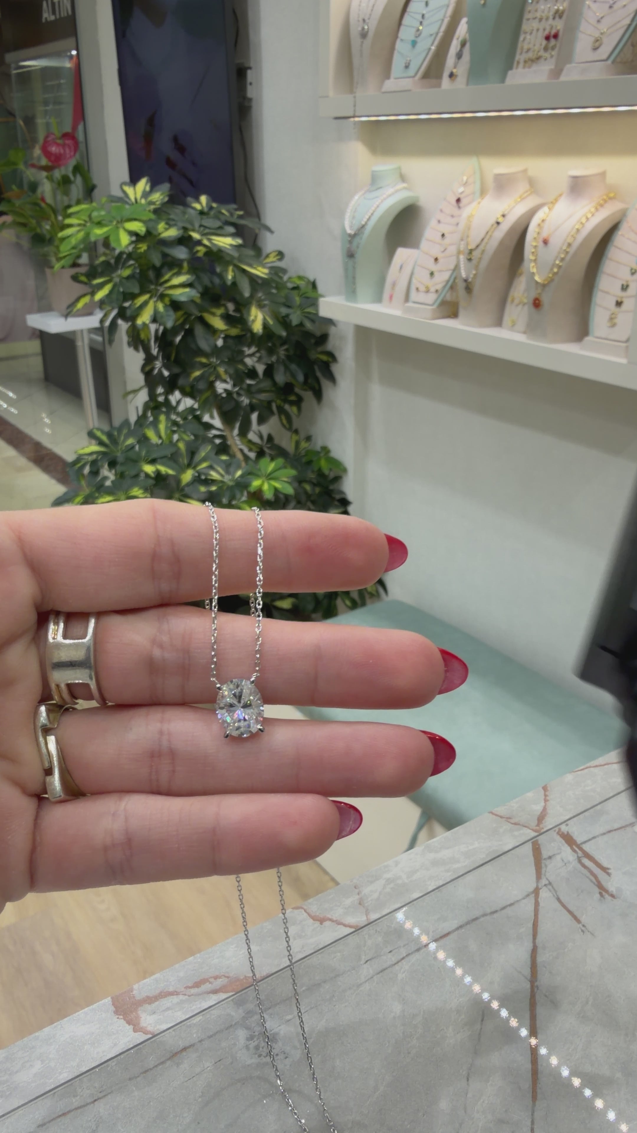 Üç Karat Mozanit Oval Kolye