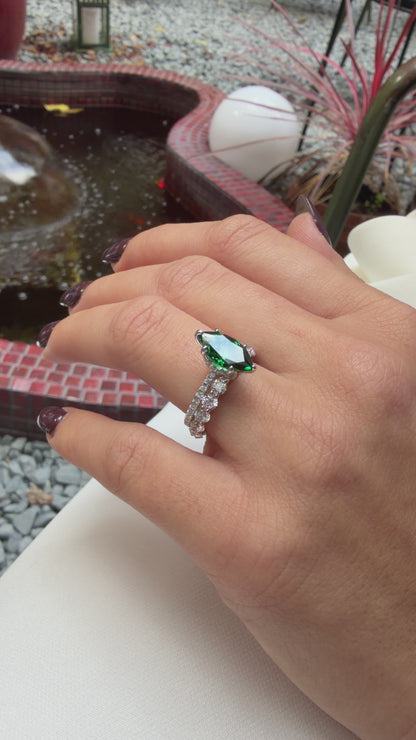 Ice Cut Yeşil  Yanları Taşlı Markiz Yüzük