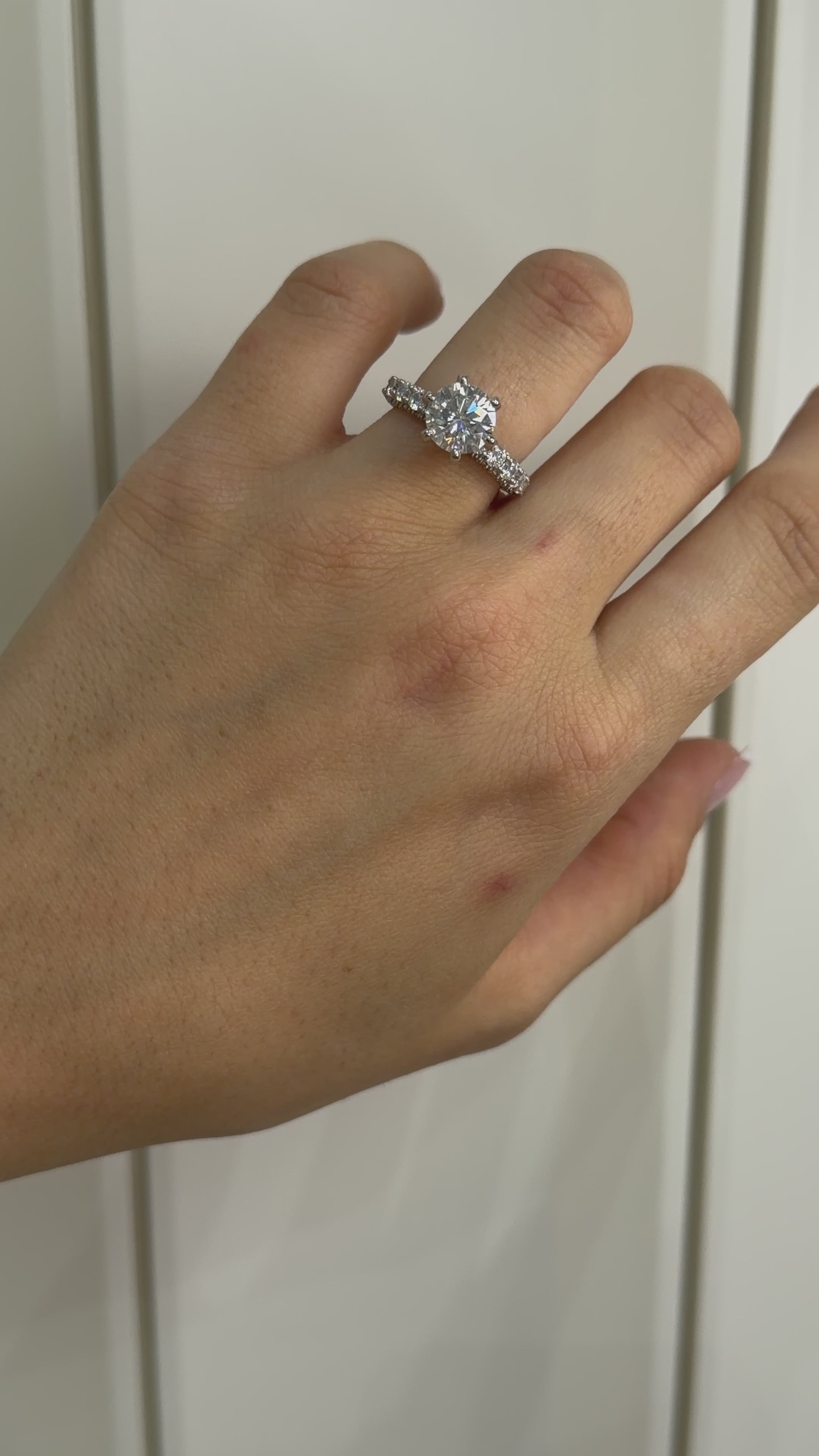 Zwei Karat Moissanit-Verlobungsring im Solitär-Design