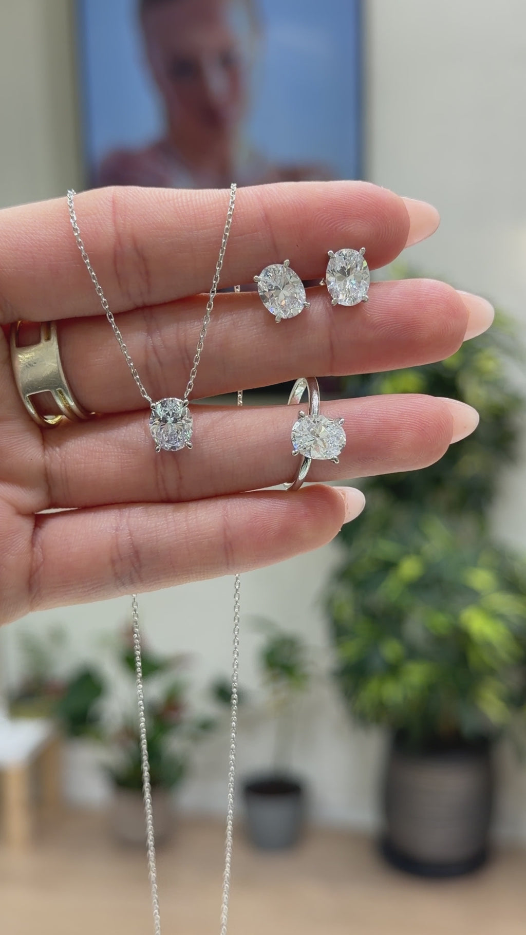 İki Karat Mozanit Oval Küpe