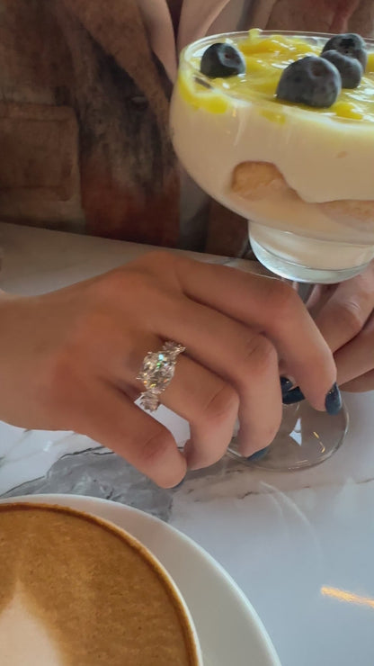 Moissanit-Ring mit Marquise-Steinen an den Seiten