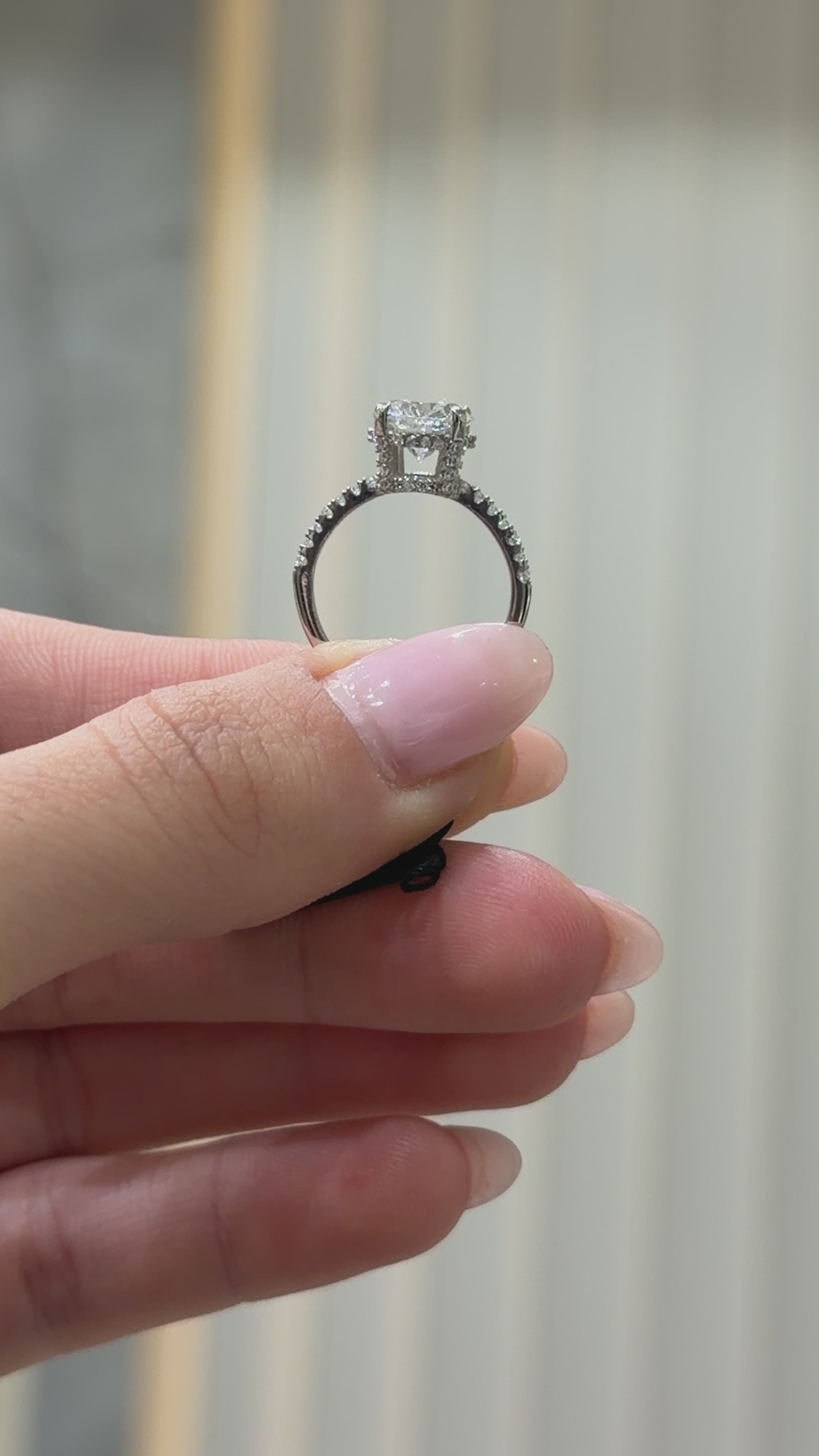 İki Karat Mozanit Kolu Taşlı Tektaş Yüzük