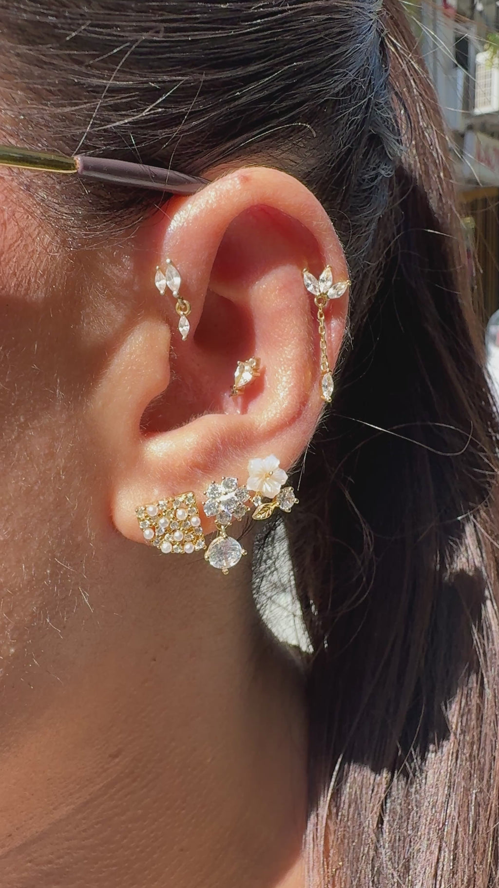 İncili ve Taş Detaylı Üçgen Küpe