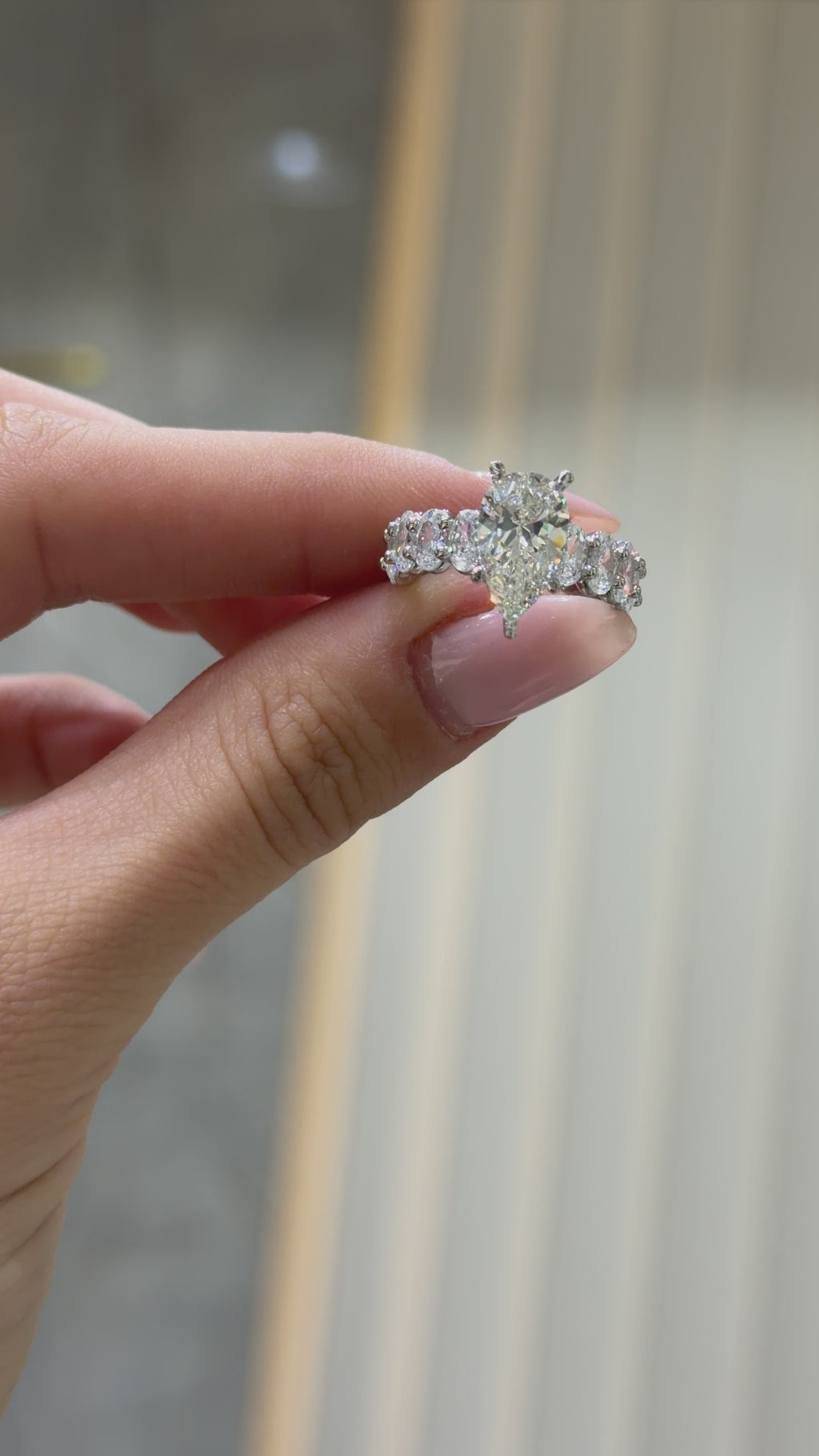 Ring mit ovalem Stein und Tropfenform, G-Color
