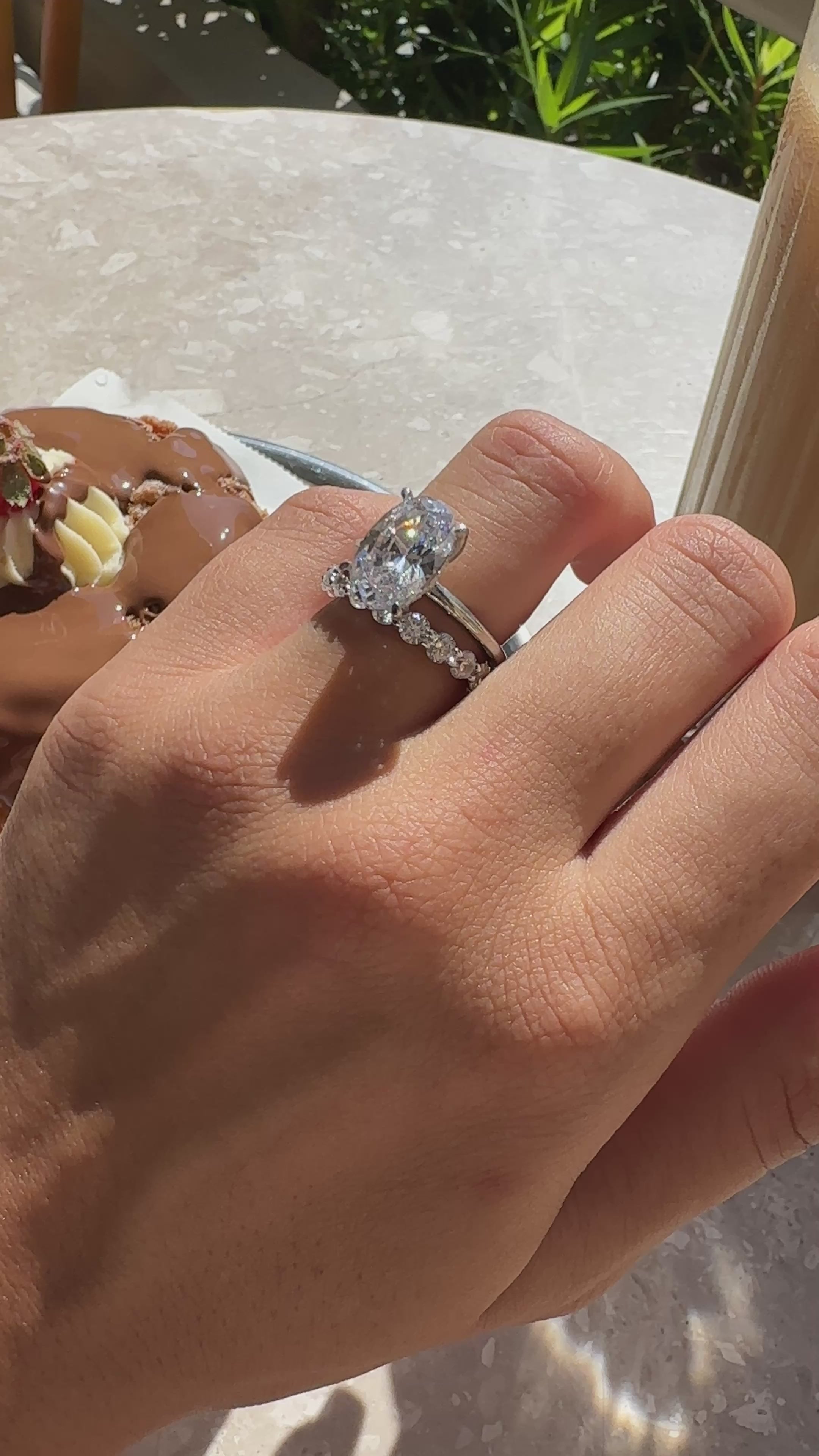 Taşlı Montür Uzun Oval Tektaş Yüzük