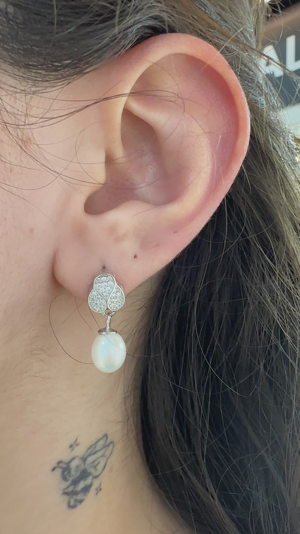 Taşlı Yaprak Desenli İnci Küpe