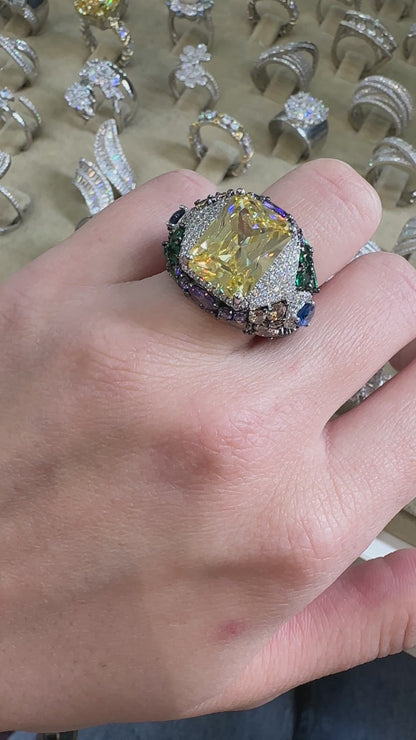 Ring mit farbigem Steindesign