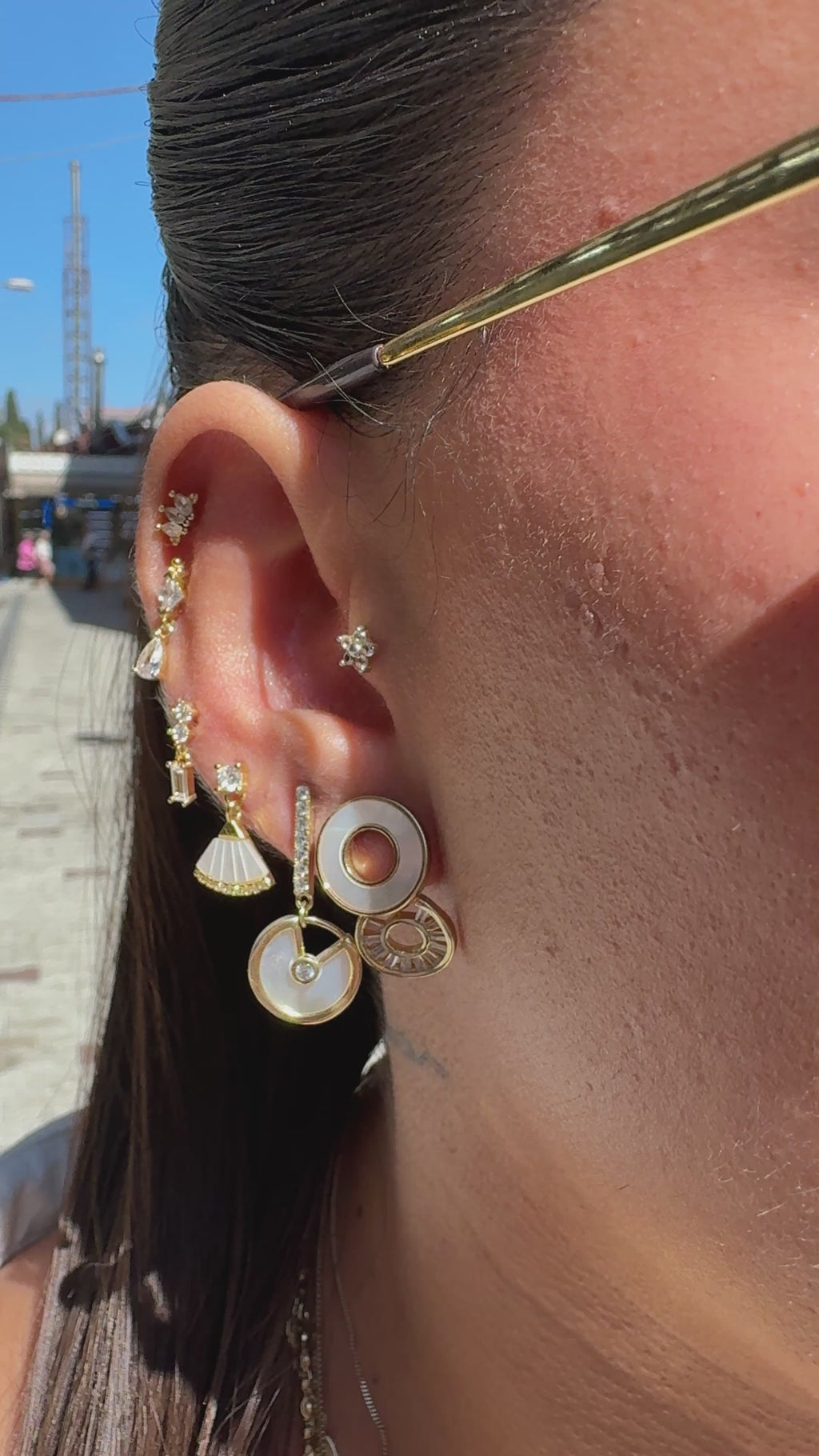 Sallantılı Taş Detaylı Sedefli Küpe