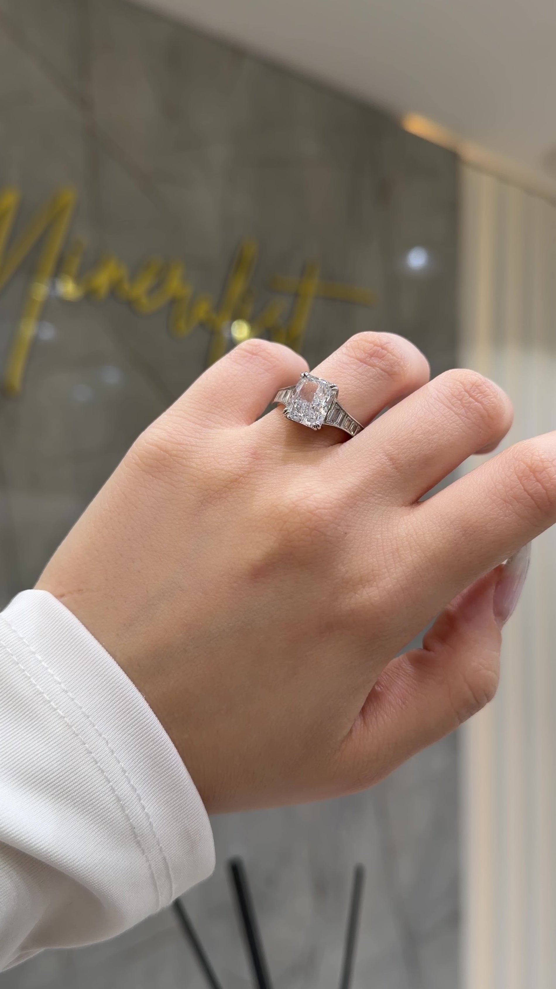 Ice Cut Yanları Baget Taşlı Yüzük