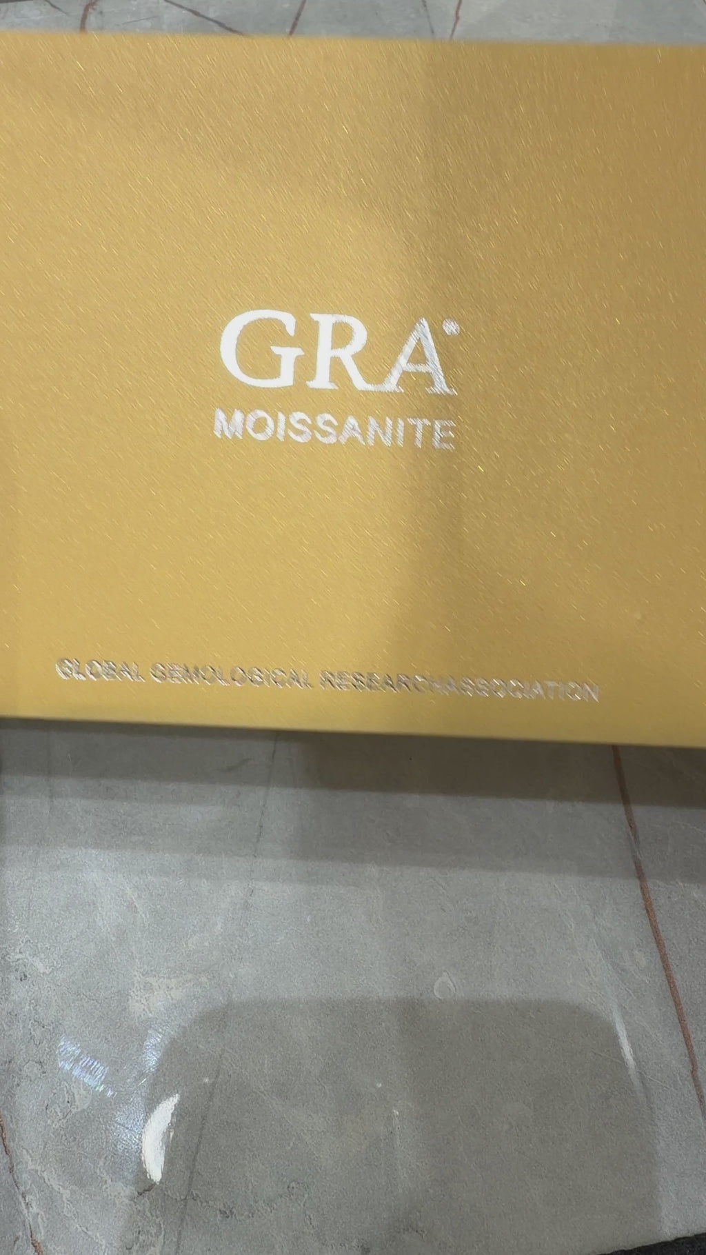 Bir Karat Mozanit Oval Kolye