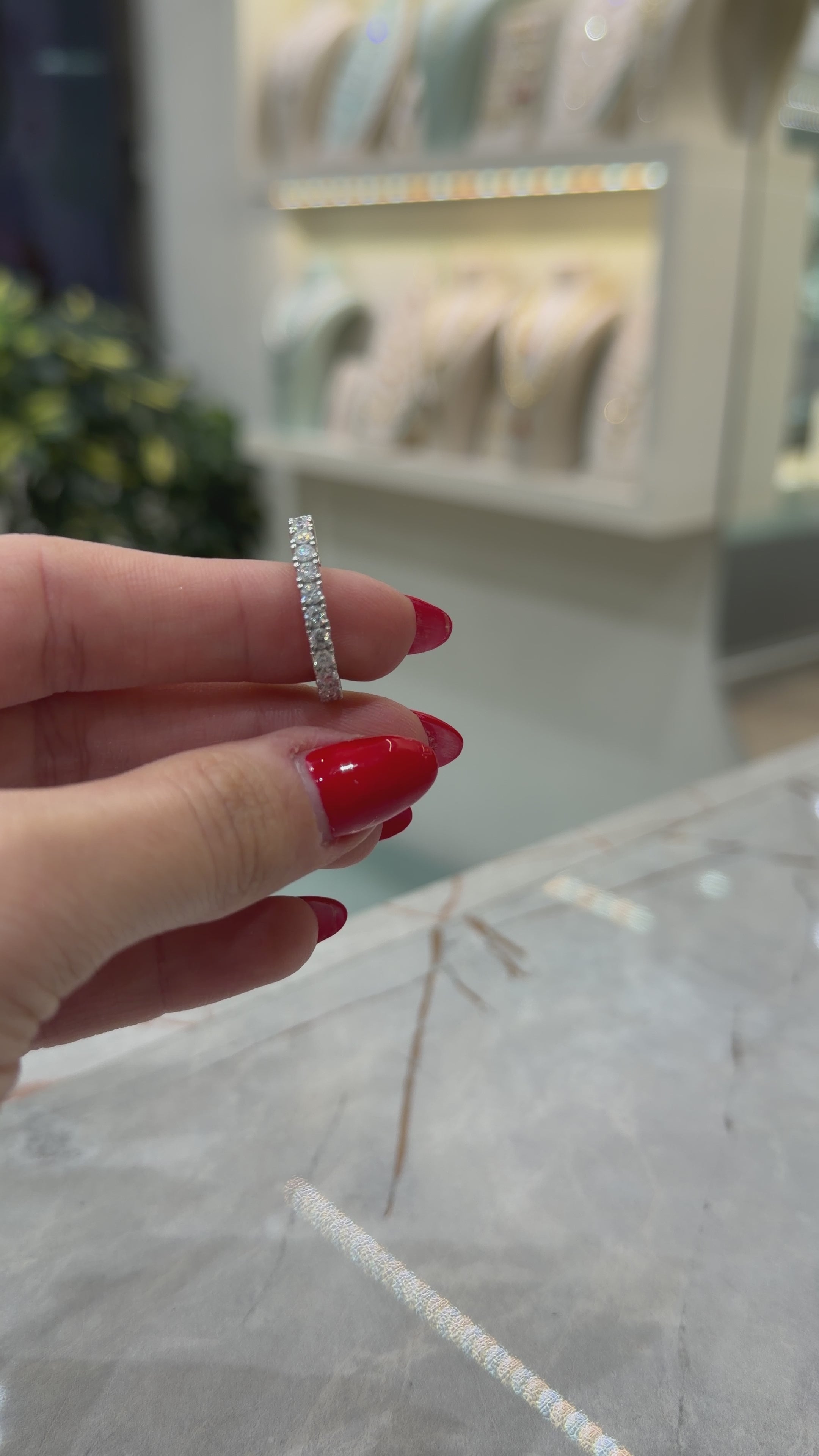 14K Eternity-Ring mit kleinen Steinen