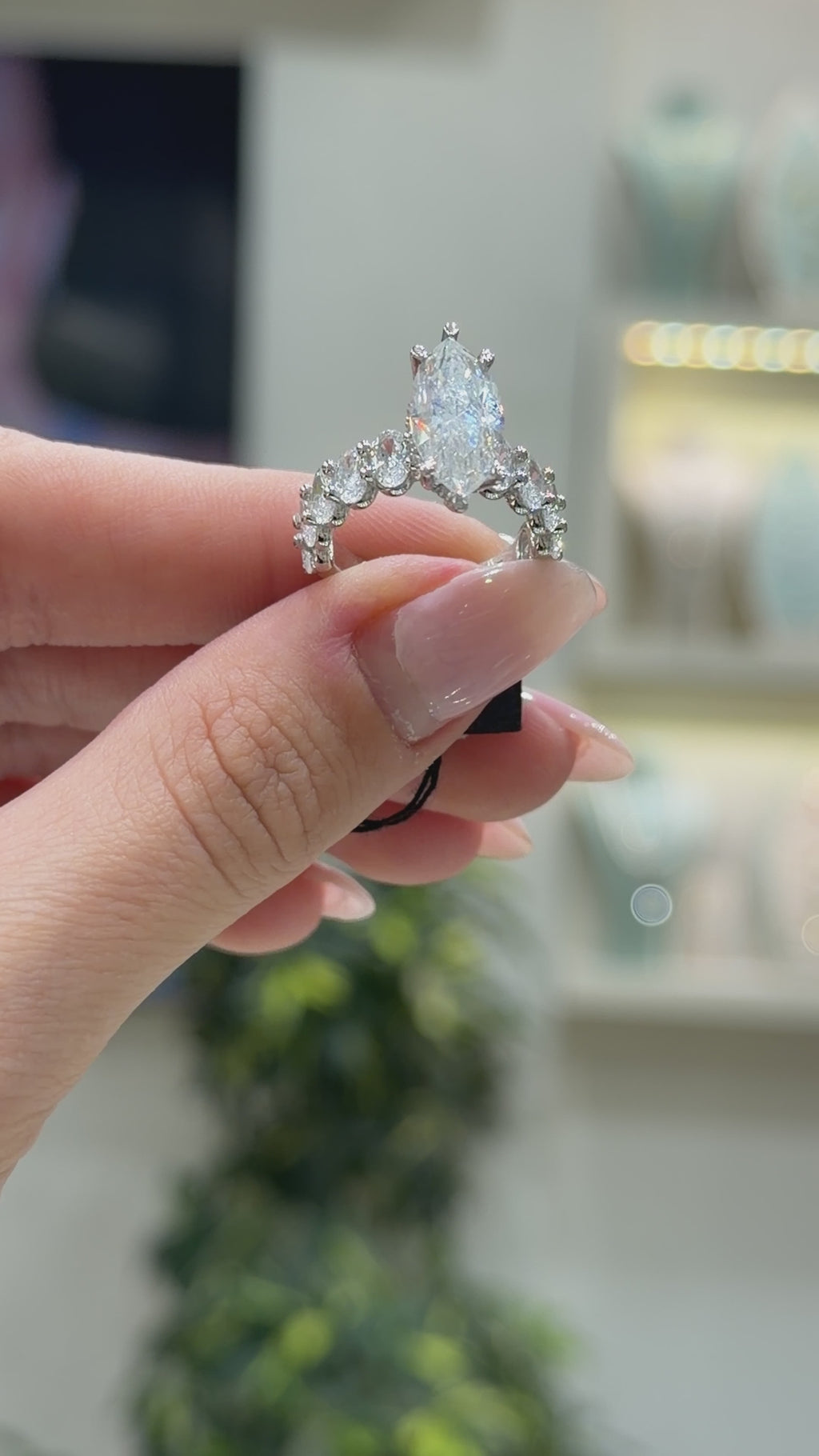 Kolu Oval Taşlı Markiz Mozanit Yüzük