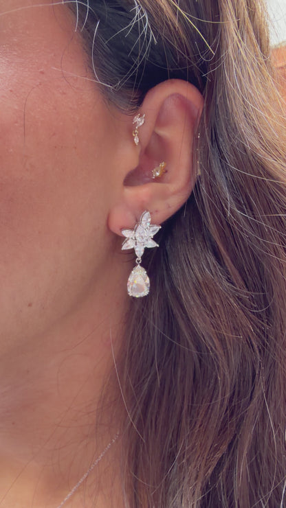 Damla Taşlı Çiçek Model Sallantılı G-Color Küpe