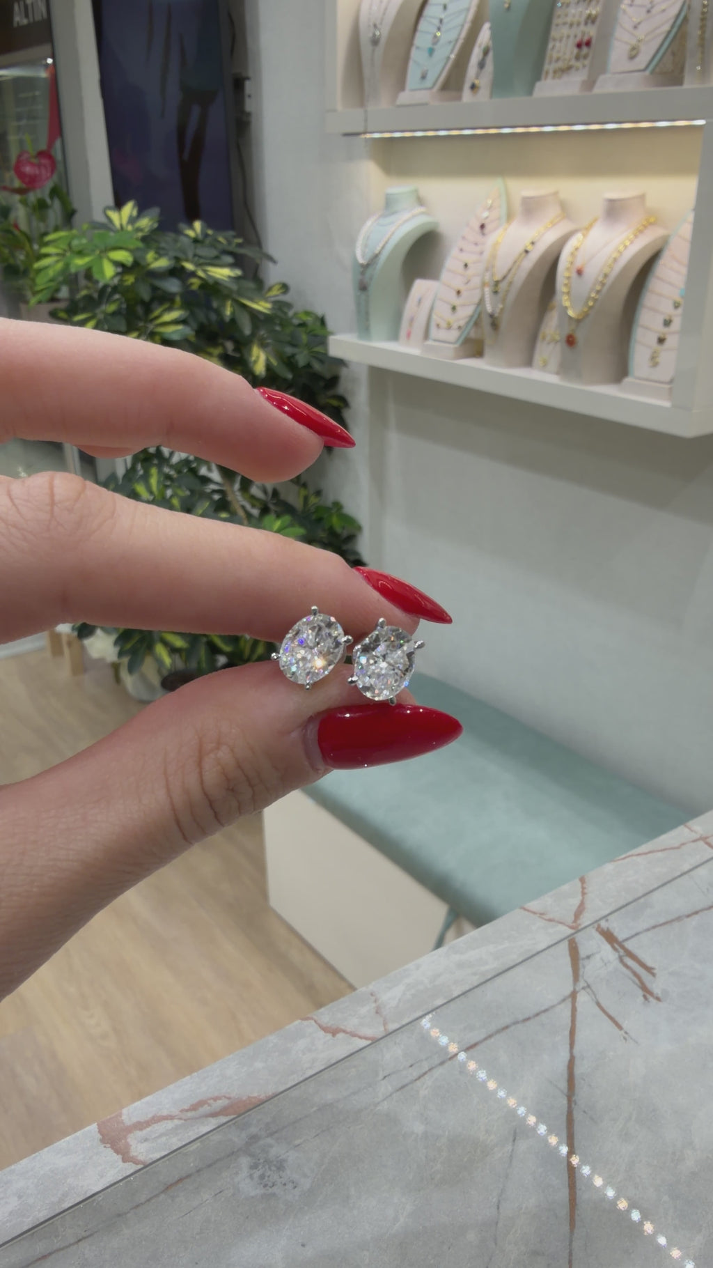 14K İki Karat Mozanit Oval Küpe