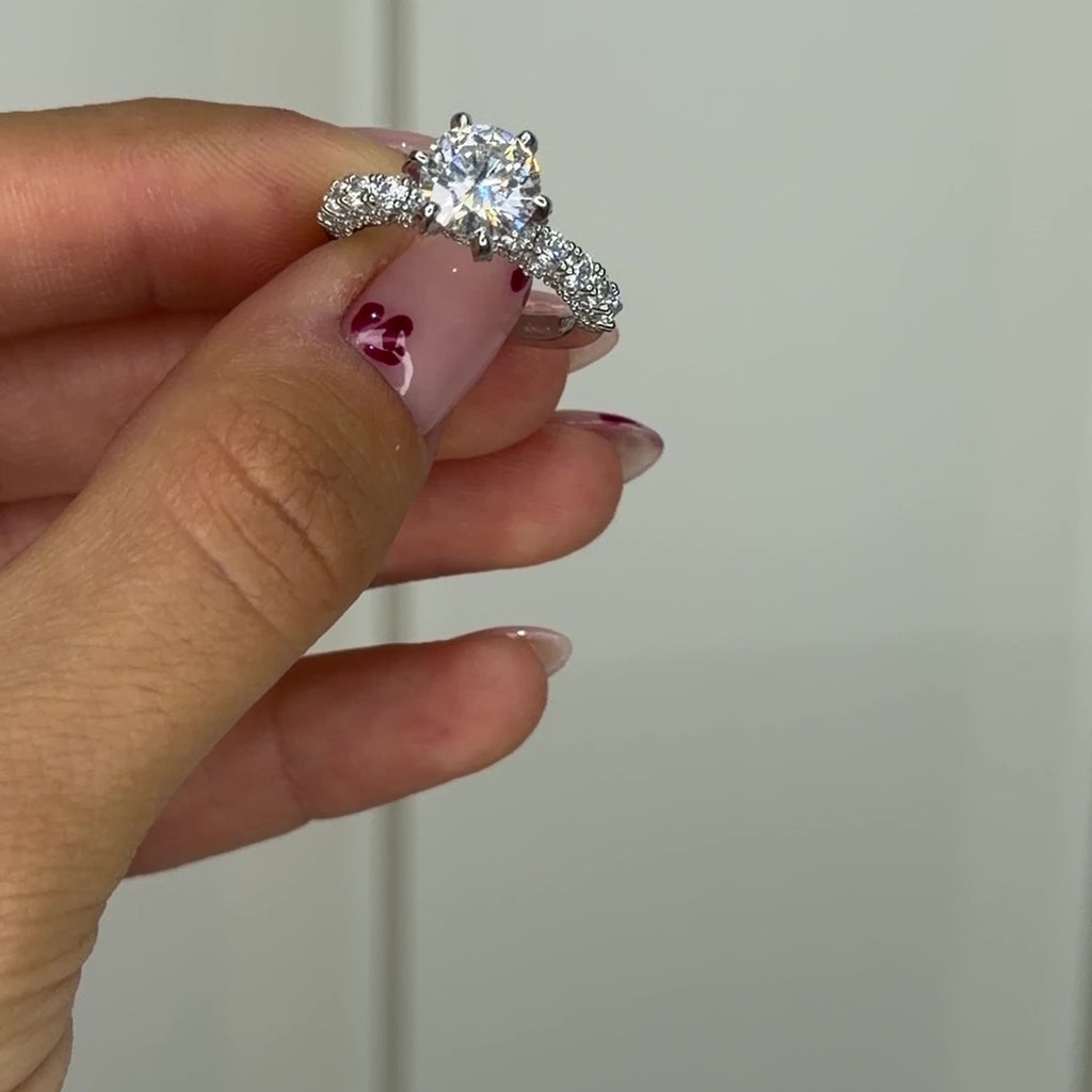 Zwei Karat Moissanit-Verlobungsring im Solitär-Design