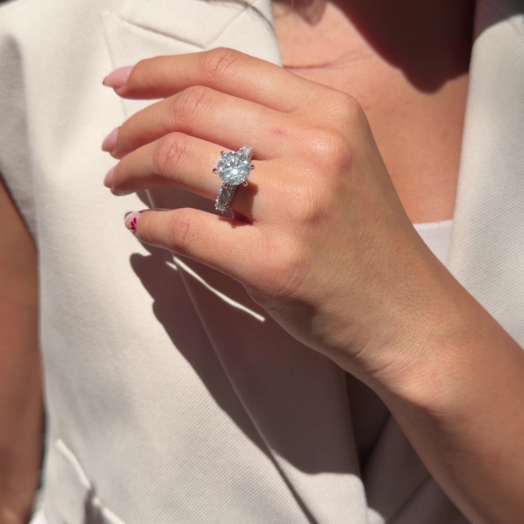 Vier Karat Moissanit Designer Solitärring