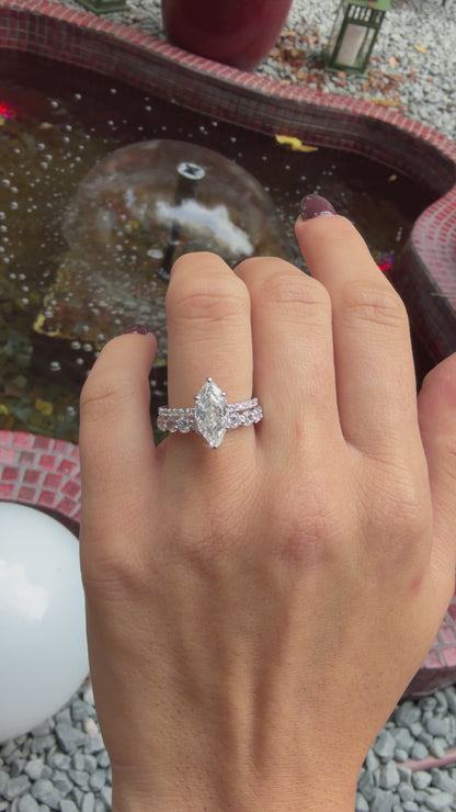 G Color Ice Cut Yanları Taşlı Markiz Yüzük