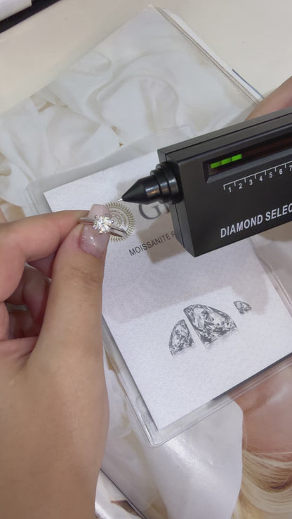 Bir Karat Altı Tırnak Mozanit Tektaş Yüzük