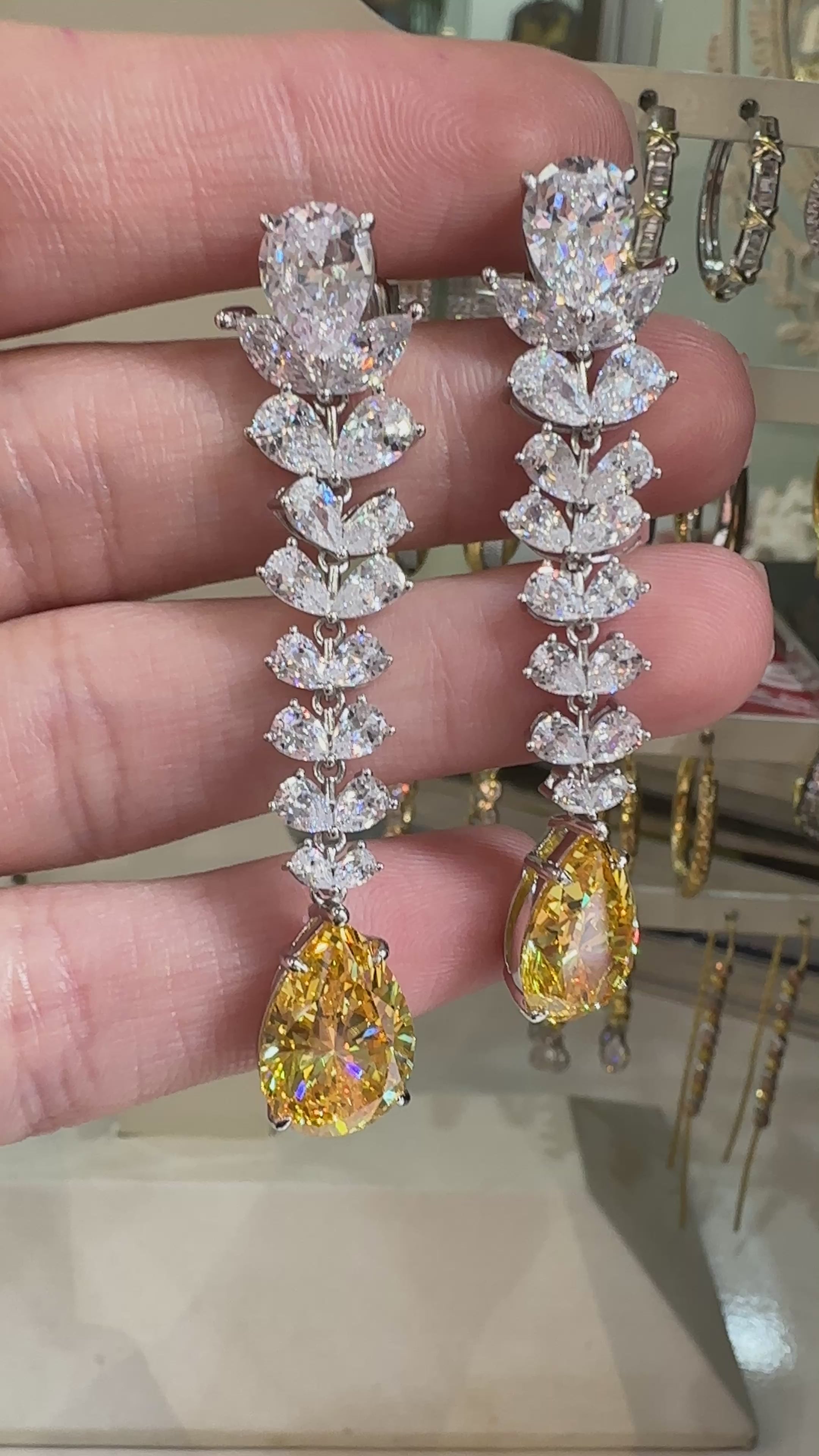 Sarı Taşlı Sallantılı Damla Küpe