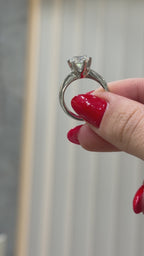 Zweikarätiger Solitärring mit sechs Zinken