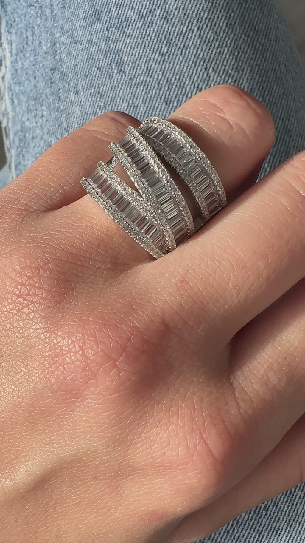 Ring mit drei Reihen Baguette-Steinen und Übergang