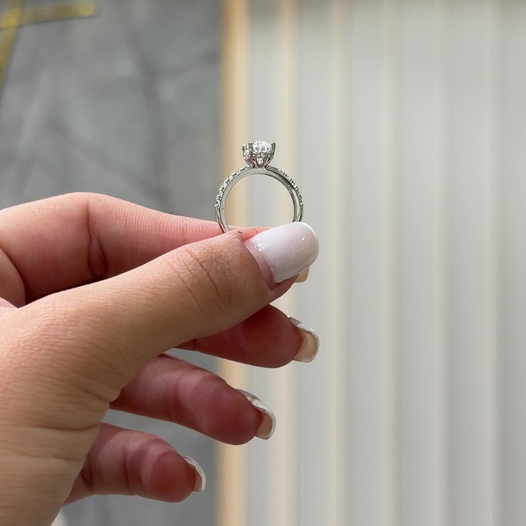 Bir Buçuk Karat Mozanit Taşlı Oval Yüzük