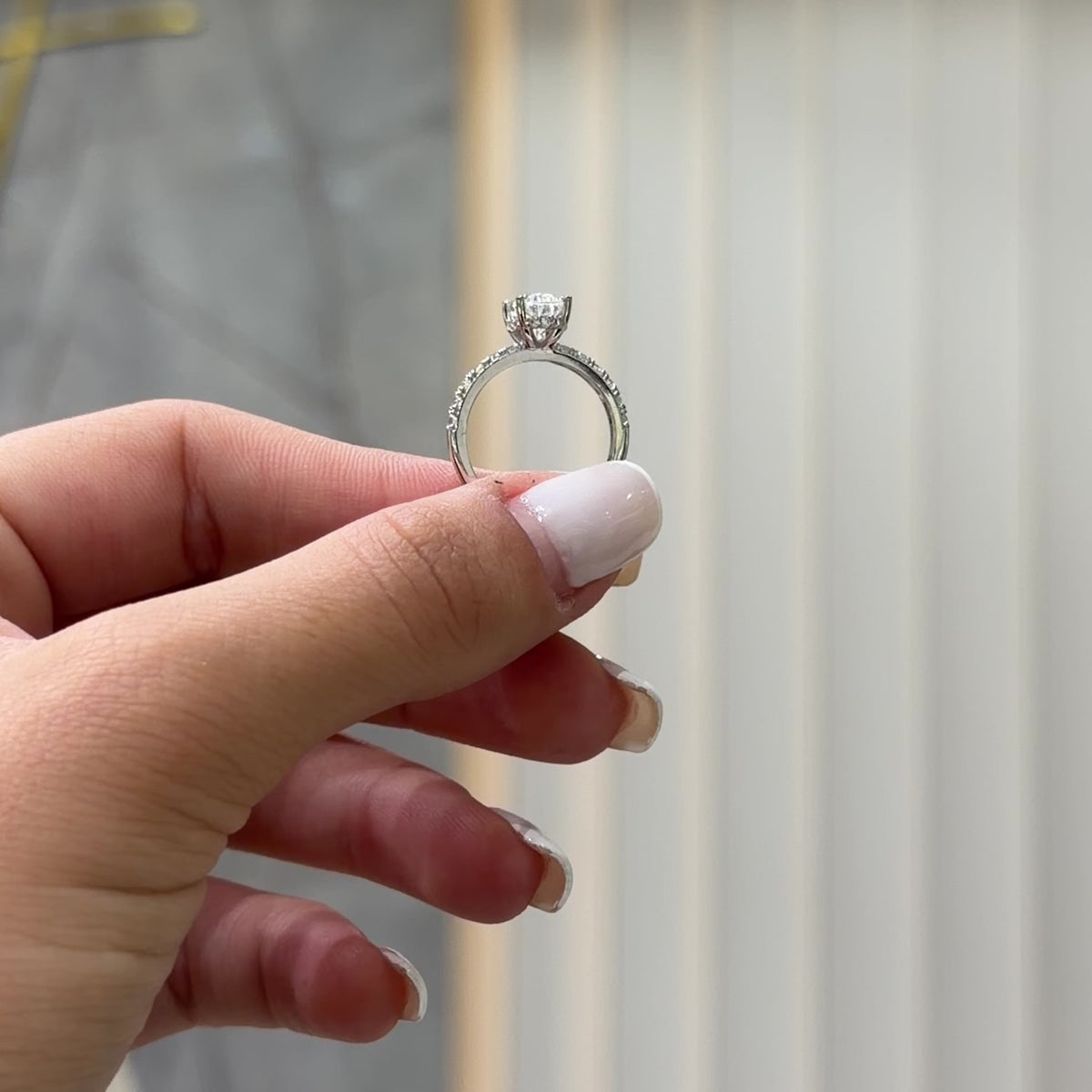 Bir Buçuk Karat Mozanit Taşlı Oval Yüzük