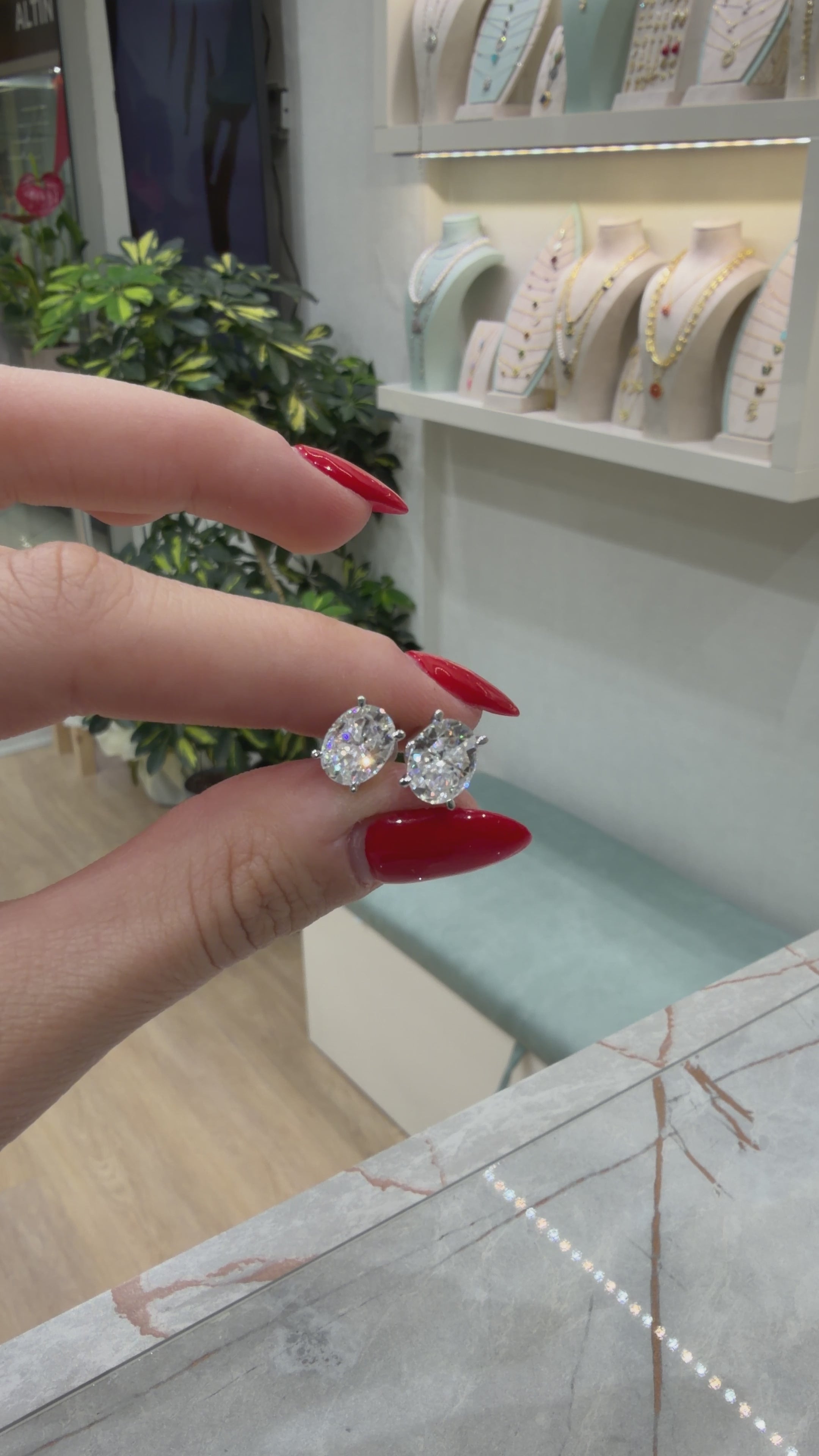 1.75 Karat  Mozanit Oval Küpe