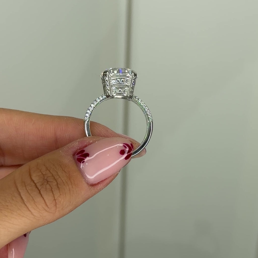 Sechs Karat G-Color Ring mit seitlichem Steinbesatz