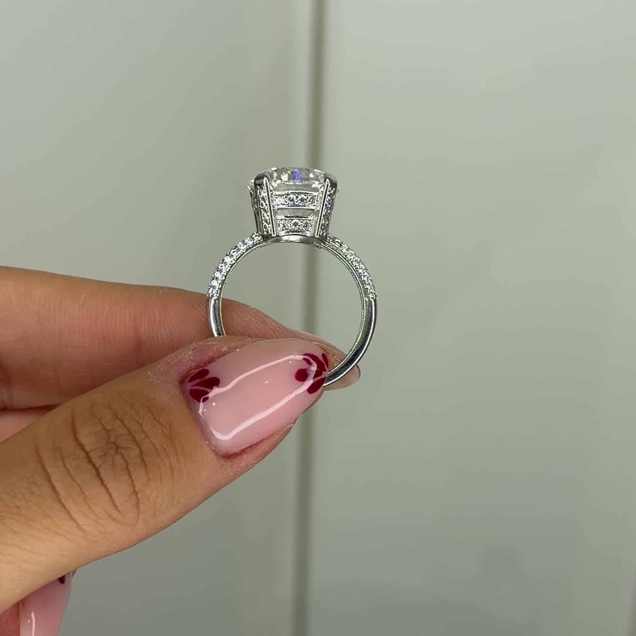 Sechs Karat G-Color Ring mit seitlichem Steinbesatz
